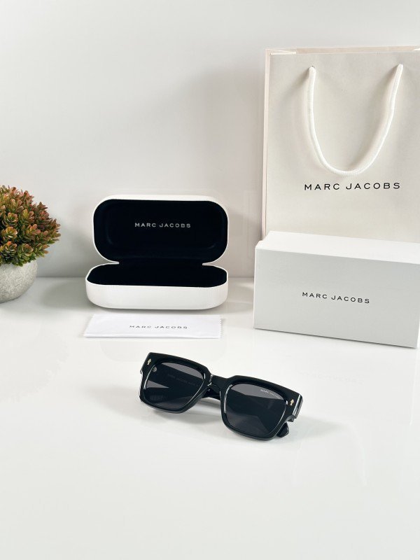 Marc Jacobs 11 Black