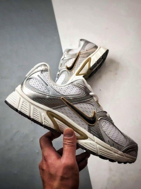 Nik e V5 RNR Parachute Beige Metallic Pewter - Image 2