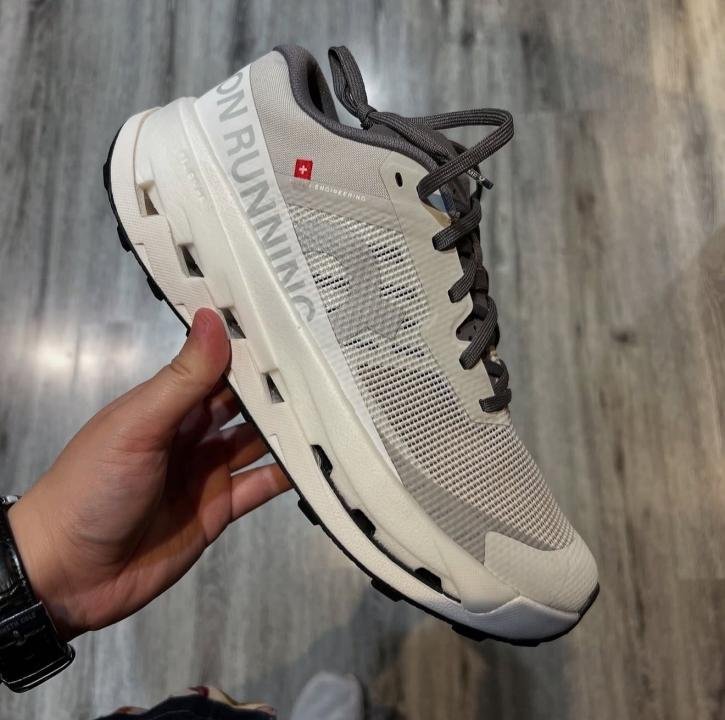 On cloud Ultra 3 Rock white