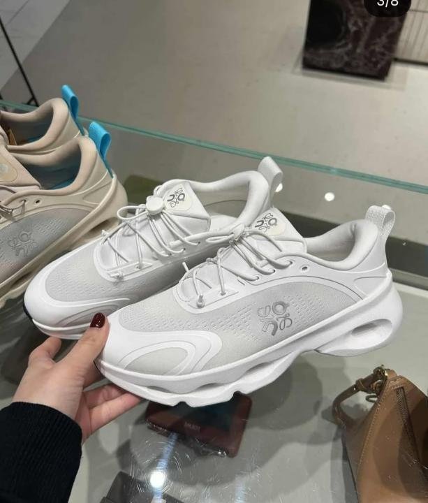 On Running Cloudsolo Loewe White Light Grey - Image 4