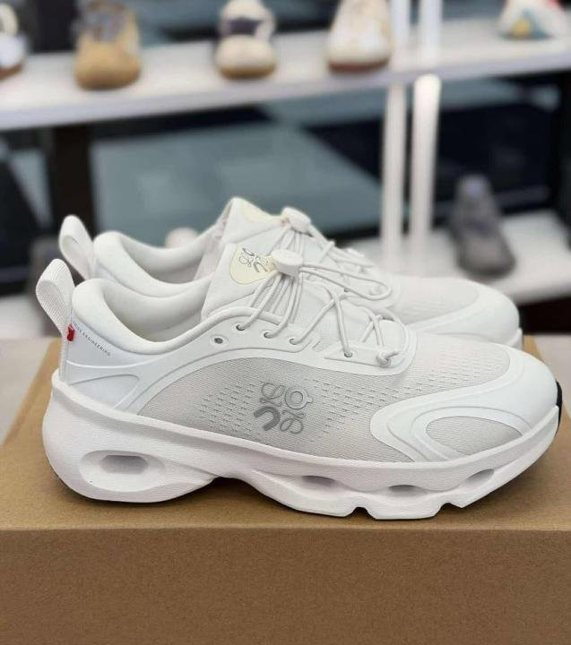 On Running Cloudsolo Loewe White Light Grey - Image 3