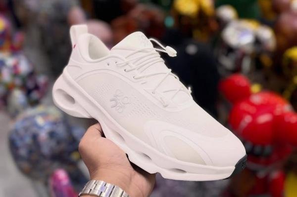 On Running Cloudsolo Loewe White Light Grey - Image 5