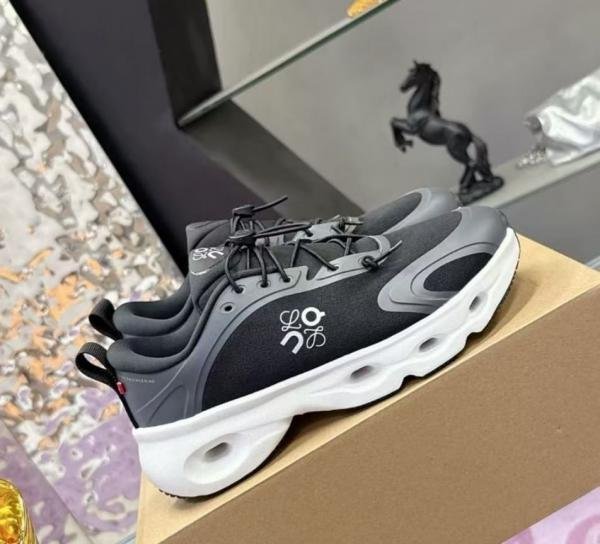 On Running Cloudsolo Loewe White Black - Image 6