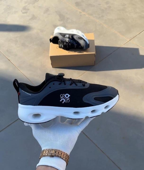 On Running Cloudsolo Loewe White Black - Image 4