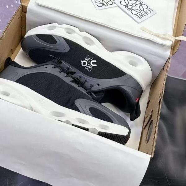 On Running Cloudsolo Loewe White Black - Image 3