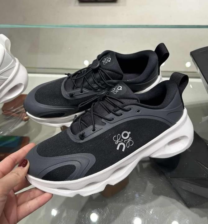 On Running Cloudsolo Loewe White Black - Image 5