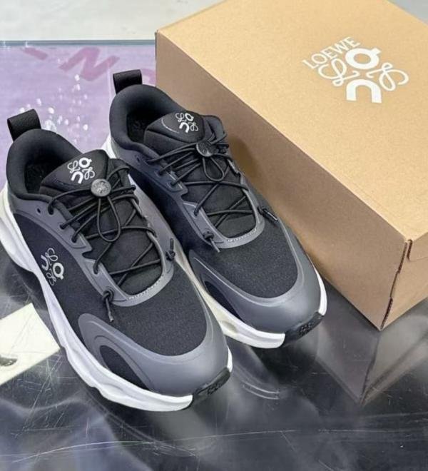 On Running Cloudsolo Loewe White Black - Image 2