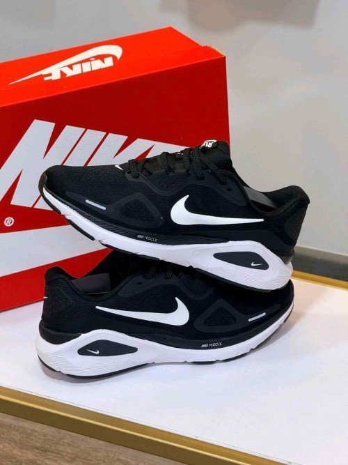 Nikee Running Structure 26 trainers in black and white - Image 3