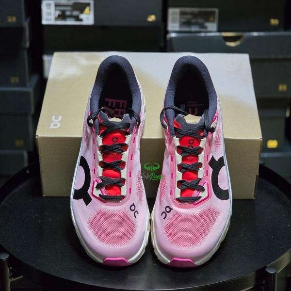 On Cloudmonster Hyper running shoes in a redcream TOP BATCH UA - Image 4