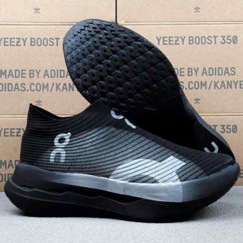 ON RUNNING CLOUD BOOM STRIKE LS BLACK  TOP BATCH UA - Image 3