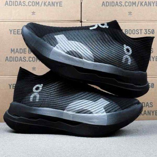 ON RUNNING CLOUD BOOM STRIKE LS BLACK  TOP BATCH UA - Image 4