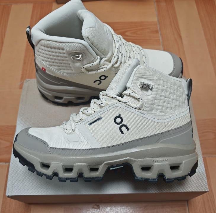 ON Cloudrock Mid waterproof WP Boots whiteGrey TOP BATCH UA - Image 4