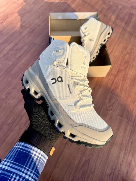 ON Cloudrock Mid waterproof WP Boots whiteGrey TOP BATCH UA - Image 3